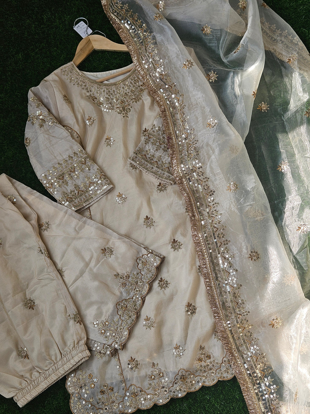 A timeless gold-beige ensemble