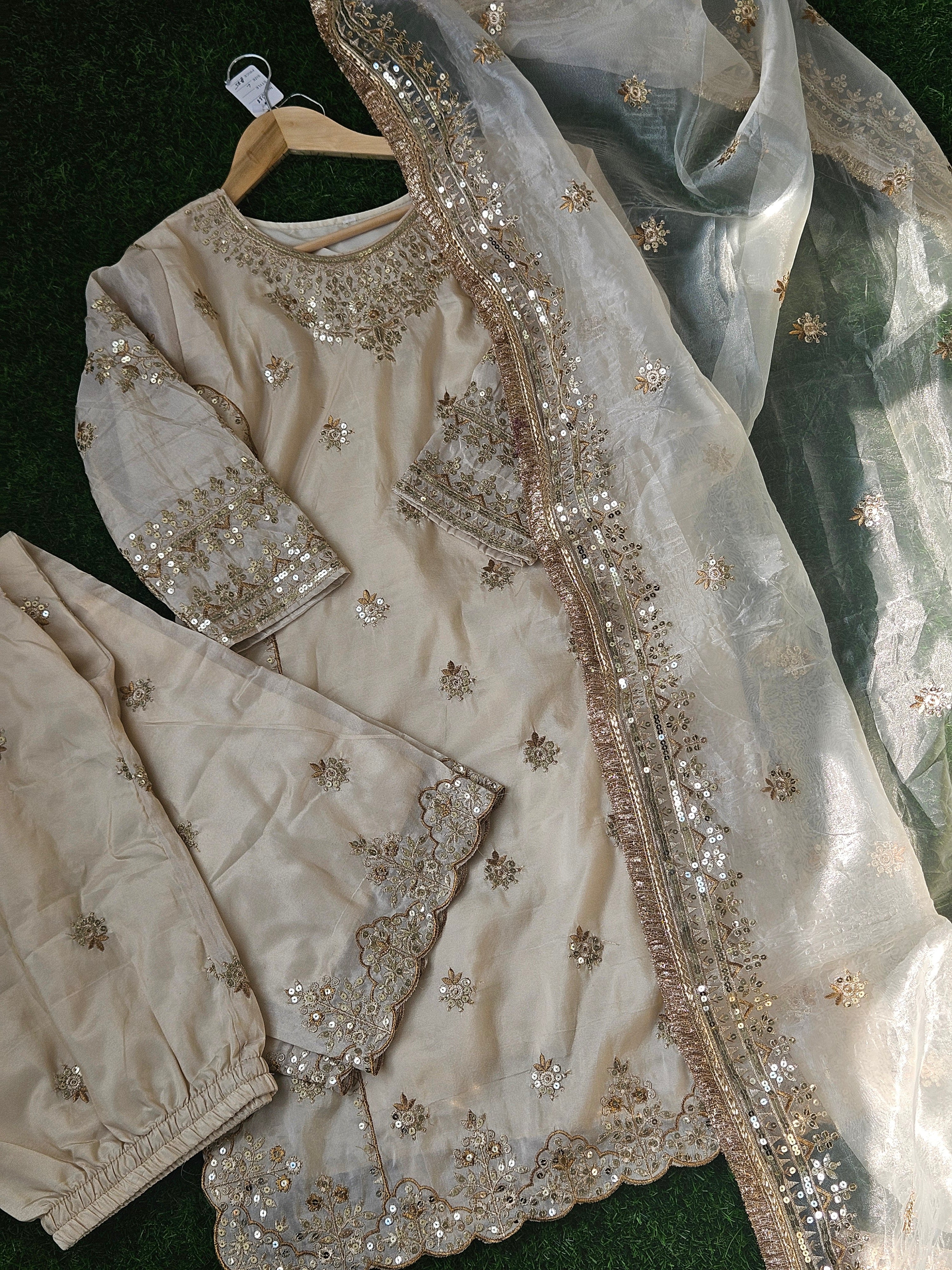 A timeless gold-beige ensemble